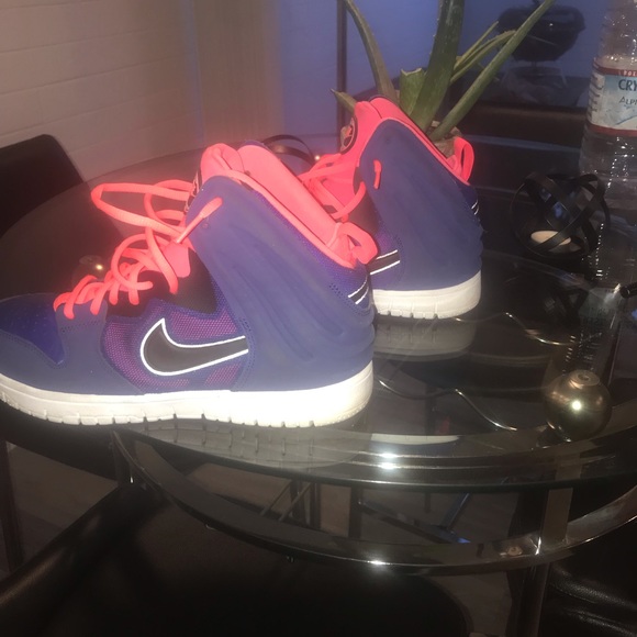 NIKE BASKETBALL SHOES - Picture 6 of 7